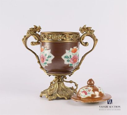 null CHINA
Covered porcelain pot with polychrome decoration of peonies in storerooms...