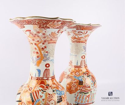 null JAPON
Paire de vases en porcelaine de forme balustre à col évasé, la bordure...