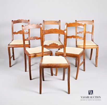 null Suite de six chaises de modèle similaire en bois naturel, les dossiers présentent...