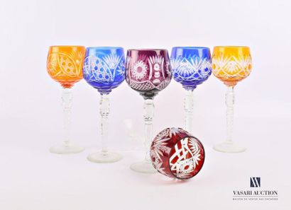 null Suite de six verres à vin du Rhin en cristal de bohème de modèle similaire,...
