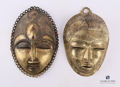 null Deux masques en bronze le premier de forme ovale ourlé d'une frise ajourée d'anneaux,...