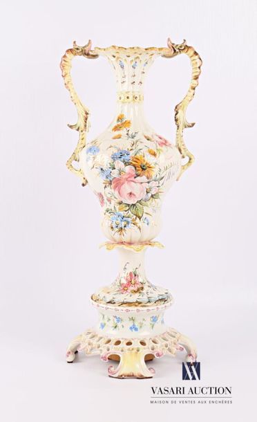 null Vase et son support en faïence blanche à décor polychrome de fleurs, la panse...