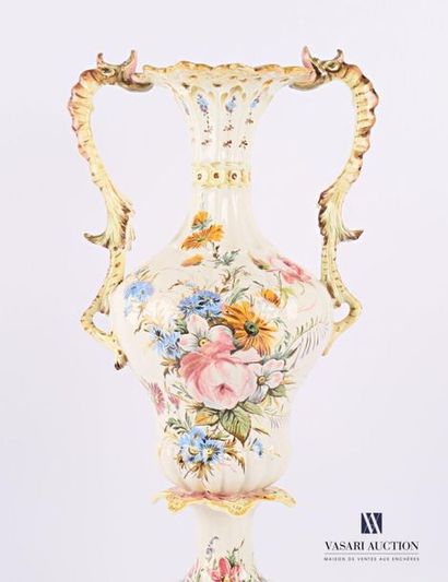 null Vase et son support en faïence blanche à décor polychrome de fleurs, la panse...