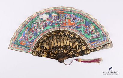 null CHINA - Canton Sixteen-strand paper
fan with gouache painted decoration of palace...