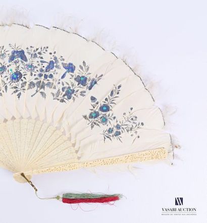 null CHINA
Twenty-strand fan, it has white feathers with painted decoration of flowers...