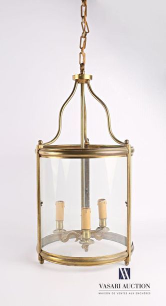 null Lanterne de forme cylindrique en bronze et laiton à trois lumières 
XXème siècle
Haut....