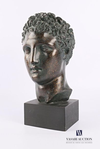 null Sujet en résine patinée à l'imitation du bronze représentant une tête d'homme...