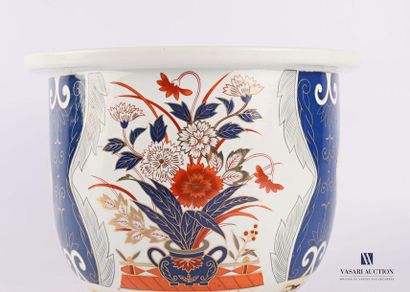 null JAPON
Cache-pot en porcelaine à décor polychrome et réhauts dorés, dans le goût...