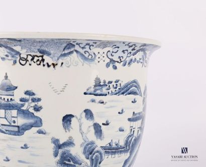 null CHINE
Cache-pot en pot en porcelaine à décor blanc bleu d'un paysage lacustre...