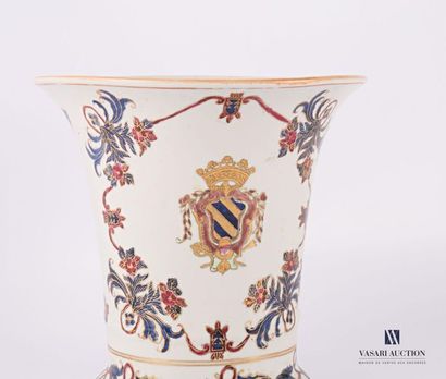 null CHINE
Vase en porcelaine à décor polychrome et réhauts dorés de blasons couronés...