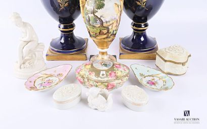 null Lot en porcelaine comprenant une paire de vases couverts en porcelaine de forme...