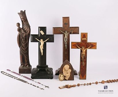 null RELIGION
Lot comprenant trois crucifix, le premier en bois noirci (Haut. : 39...