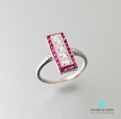 null A 750 thousandths white gold ring presenting a bezel adorned with four modern...