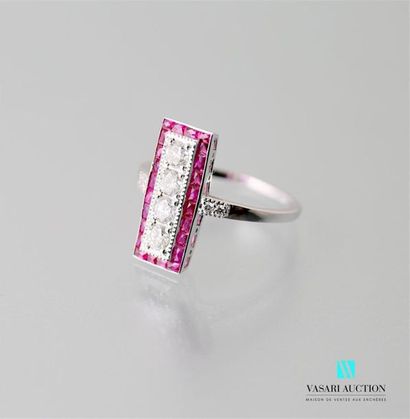 null A 750 thousandths white gold ring presenting a bezel adorned with four modern...