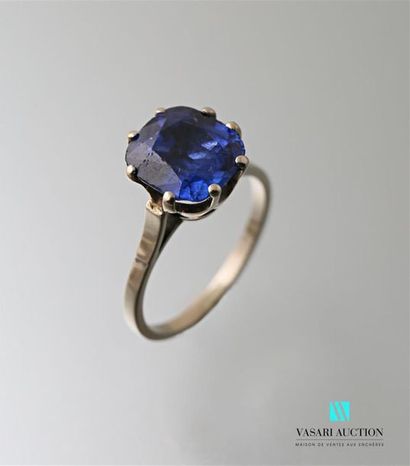 null 750 thousandths gold ring set with a cushion-cut sapphire (between 5 and 5.8...