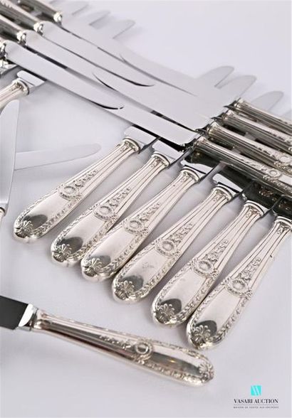 null Set of twelve table knives and twelve dessert knives, silver handles decorated...