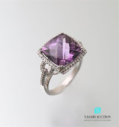 null 750 thousandths white gold ring set with a facetted cushion-cut amethyst calibrating...