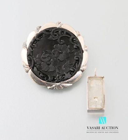 null Round mourning brooch in 925 sterling silver decorated with an engraved onyx...