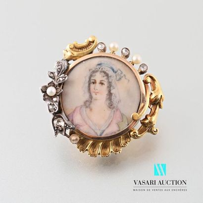 null Round brooch in yellow gold 750 thousandths, decorated with a miniature on ivory...