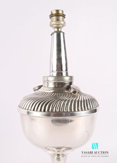 null Lamp base in silver metal, the reservoir and the foot decorated with twisted
ribs...