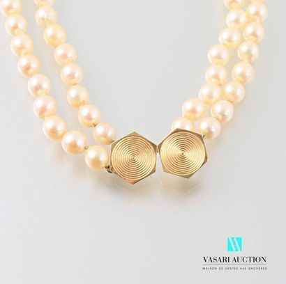 null Short necklace of two rows of cultured pearls (6.4 to 6.7 mm), central motif...