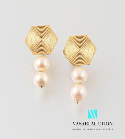null Pair of 750 thousandths yellow gold and cultured pearls earrings: striated hexagonal...