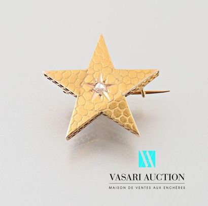 null 750 thousandths gold star-shaped brooch, the center set with a rose-cut diamond,...