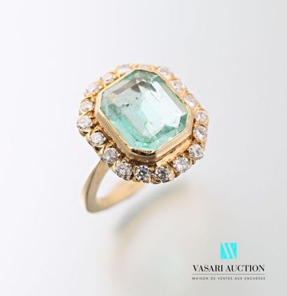 null Ring in yellow gold 750 thousandths, centered of an emerald rectangular size...