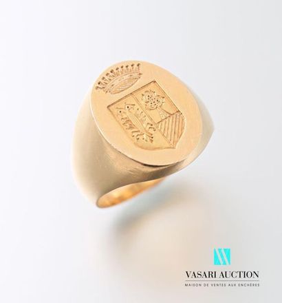 null Knight's signet ring in yellow gold 750 thousandths engraved with the coat of...