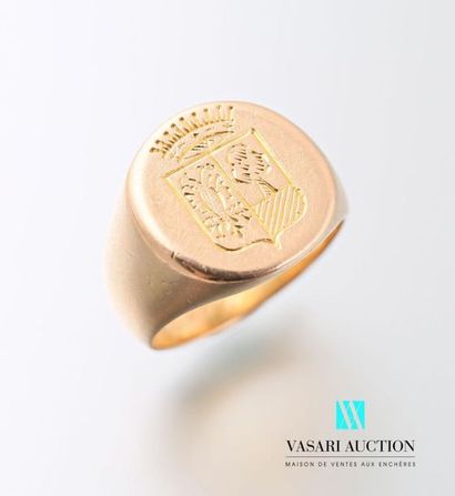 null Lady's signet ring in yellow gold 750 thousandths, engraved with coat of arms...