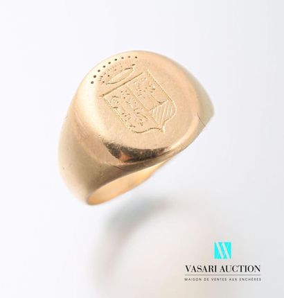 null Lady's signet ring in yellow gold 750 thousandths, engraved with the coat of...