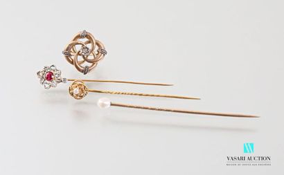 null One clip and two pins in 750 thousandths gold set with pearl, rose-cut diamonds...