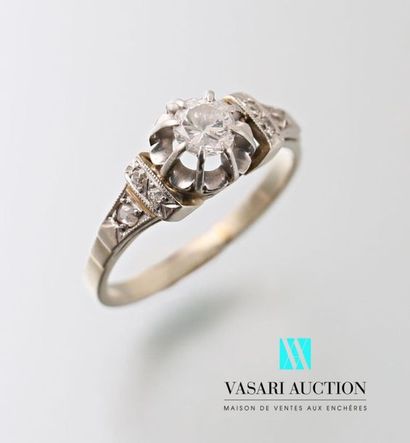 null Ring in 750 thousandths white gold set with a central diamond of approximately...