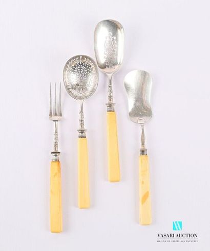 null Condiment set consisting of three pieces, the ends in silver, the handles in...