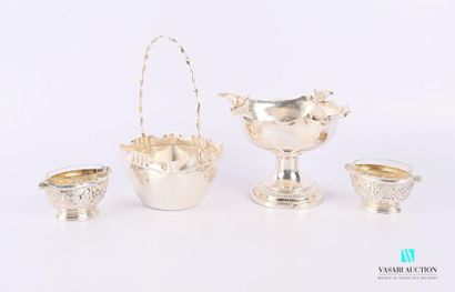 null Lot in silver plated metal including a cup resting on a round base with soft...