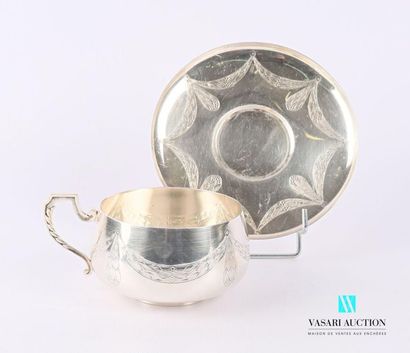 null Chocolate cup and its under-cup in silvery metal decorated with festooned laurel...