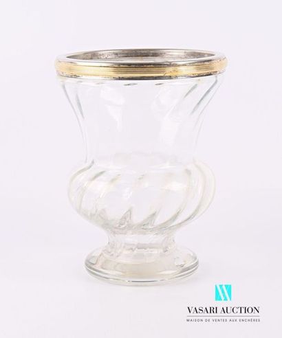 null Vase de forme Médicis en verre à décor de côtes torses, la bordure ourlée d'une...