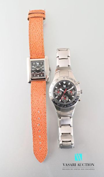 null Lip, deux montres bracelet d'homme :
Une : boîtier carré (30 x 30 mm) en métal,...