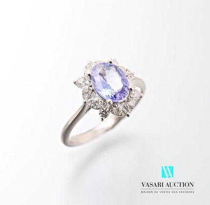 null Oval ring in 750 thousandths white gold set with an oval-shaped tanzanite of...