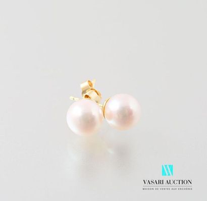 null Pair of 750 thousandths gold earrings adorned with two 8 mm Akoya cultured pearls...