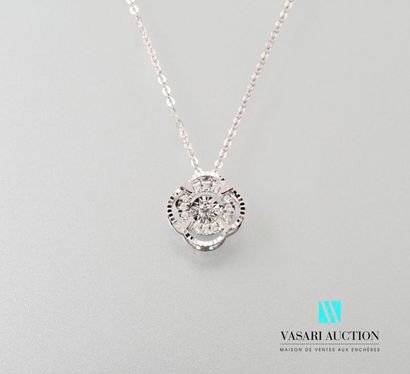 null Clover shape pendant with dancing diamond and its 750 thousandths white gold...