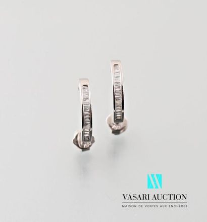 null Pair of Creole earrings in white gold 750 thousandths set with baguette-cut...