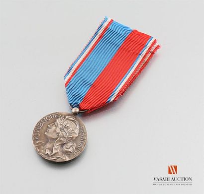 null France - Médaille "décernée par la confédération musicale de France", ruban...