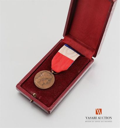 null France - Ministère de la guerre - Médaille d'honneur du travail, bronze, attribuée...