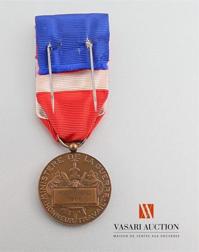 null France - Ministère de la guerre - Médaille d'honneur du travail, bronze, attribuée...