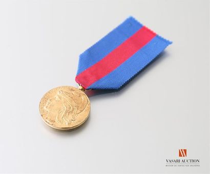 null France: médaille des services militaires volontaires, dorée, diamètre 31 mm,...