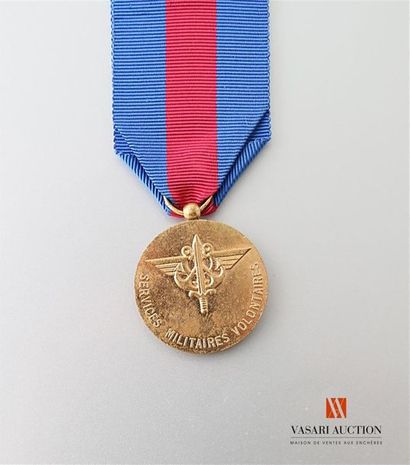 null France: médaille des services militaires volontaires, dorée, diamètre 31 mm,...