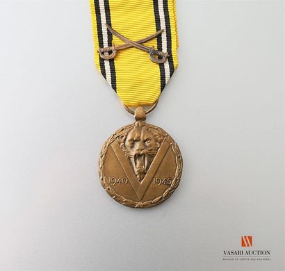 null Belgique: médaille commémorative de la guerre 1940-1945, 32 mm, ruban avec sabres,...