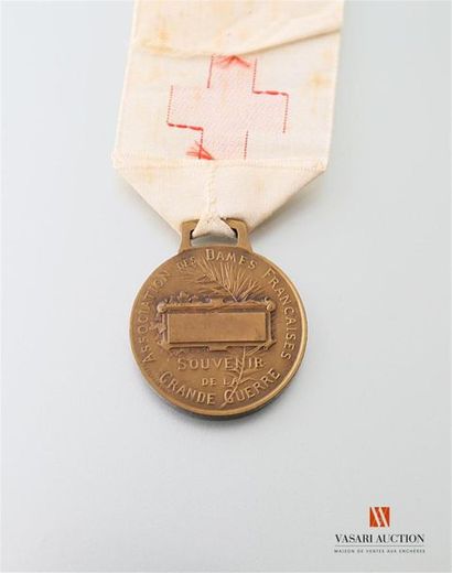 null Association des dames francaises, médaille commémorative de la guerre 1914-1918,...