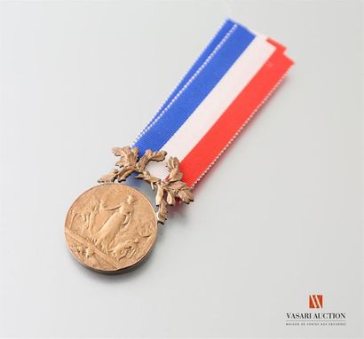 null Ministère de l'intérieur, médaille dévouement, bronze, 27 mm, usures, revers...